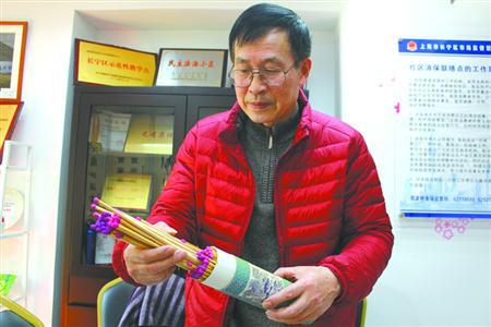  图片说明：说起自己近40年来收藏火柴的经历，李涌金有说不完的故事