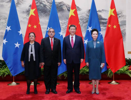 3月27日，国家主席习近平在北京人民大会堂同密克罗尼西亚联邦总统克里斯琴举行会谈?；崽盖?，习近平在人民大会堂东门外广场为克里斯琴举行欢迎仪式。这是习近平和夫人彭丽媛同克里斯琴总统夫妇合影。新华社记者鞠鹏摄