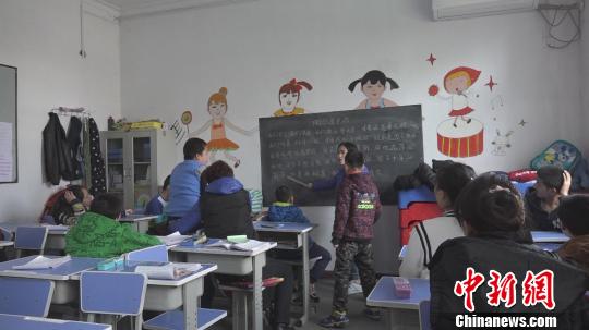 山西一家民办自闭症康复机构因邻居反感，7年搬家4次。图为自闭症孩子正在上音乐课?！≌赔?摄