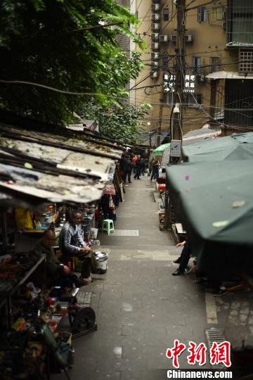 繁华背后是老重庆的生活。　钟欣 摄