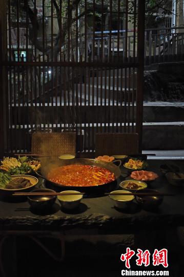 小巷、提坎、火锅，是重庆人的生活?！≈有?摄