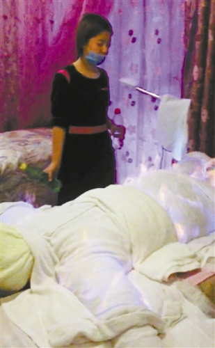 美容机构发布的“火疗”减肥法(视频截图) 美容机构发布的“火疗”减肥法(视频截图)