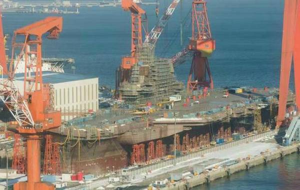 建造中的001A航母，可以看到，001A已经涂上船底防污漆，但是船坞内支架尚未拆除。