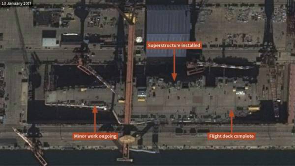 《简式防务》使用的一张001A航母卫星图，可以看到这艘建造中的航母已经拥有完整的飞行甲板