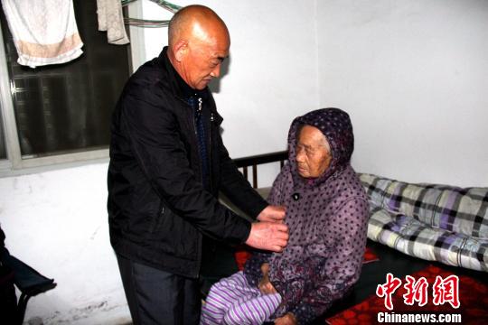 湖南孝子邓红久:五千日夜照顾病母书“孝”字