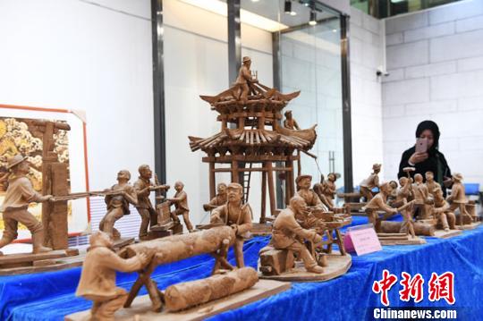 经过连日的比手艺亮绝活，来自甘肃省13个市州“能工巧匠”的130件工艺精品获得第14届甘肃省工艺美术“百花奖”?！⊙钛廾?摄