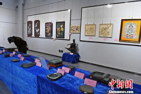 图为获奖工艺品引市民驻足观赏?！⊙钛廾?摄