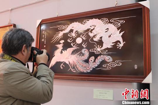 图为金属版《龙凤呈祥》?！⌒煅?摄