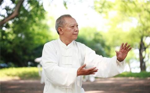 太极拳能缓解肩周炎 如何练习太极拳 如何练好太极拳 练太极拳有什么好处 练太极拳的方法