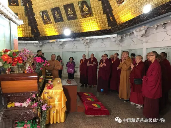 法门寺地宫舍利前诵经