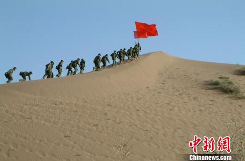 资料图：学生沙漠训练?！≈有?摄