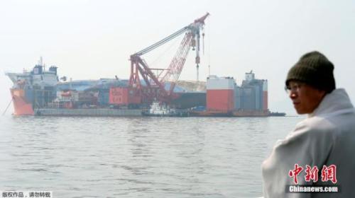 资料图：当地时间2017年3月28日，韩国珍岛，民众悼念“世越”号遇难者。