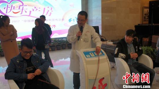 准爸爸们在医务人员的协助下，体验了分娩疼痛模拟，使他们切身感受孕妈妈分娩时的剧烈疼痛，关注产妇分娩中的感受，进一步理解和尊重产妇。　田健 摄