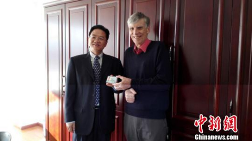 　图为云南省外国专家局向高力行博士颁发云南省首张《外国人工作许可证》?！≈有?摄