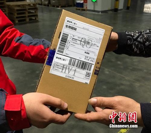 《邮件快件寄递协议服务安全管理办法(试行)》今起实行。办法规定寄递企业应在协议用户在场的情况下，当面验视交寄物品。 (资料图)