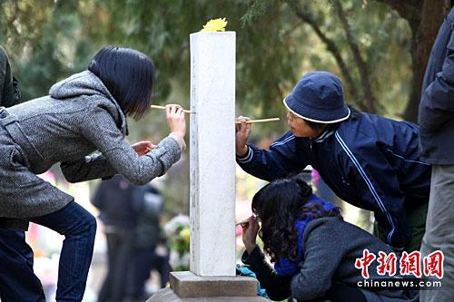 图为众多民众来到陵园为亲人祭扫。<a target='_blank' href='http://www.chinanews.com/'>中新社</a>发 富田 摄