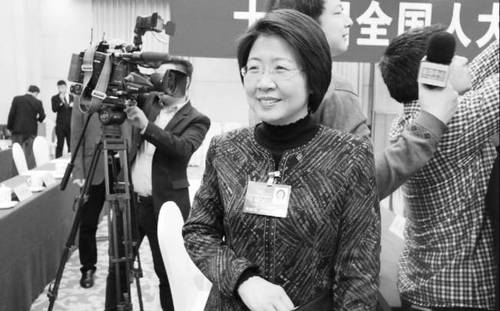 作为为数不多的来自矿业城市的女性全国人大代表，昔日赵海燕颇受关注。