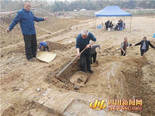 四川广汉发现疑似南宋古墓 出土陶俑陶椅(图)