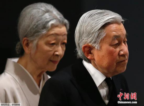 资料图:天皇夫妇 点击进入下一页