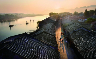 浙江丽水古堰画乡（左）与上海泰晤士小镇（右）