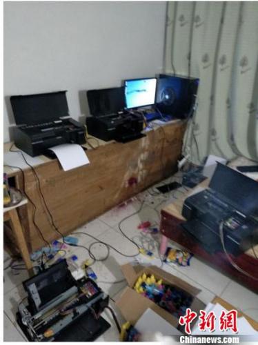 警方突击检查，查获用于印制假钞的部分设备 钟欣 摄