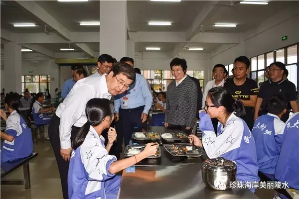 巴特尔参观中央民族大学附属中学陵水分校食堂，并与学生亲切交谈。