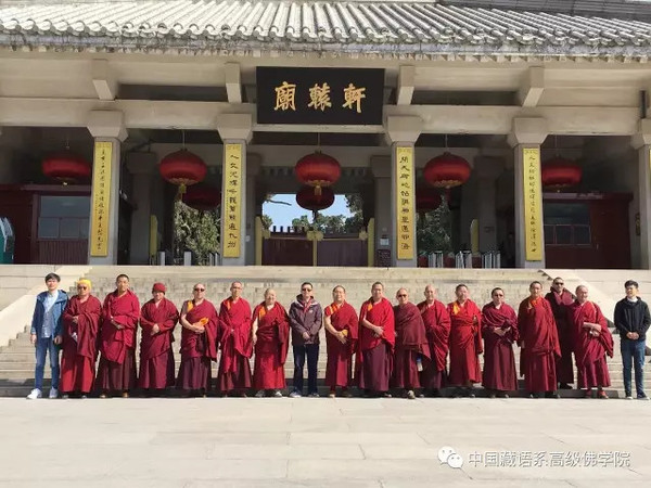 学员在黄帝陵前合影