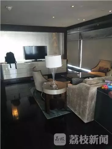 新娘酒店洗澡 无意间抬头发现竟有多人