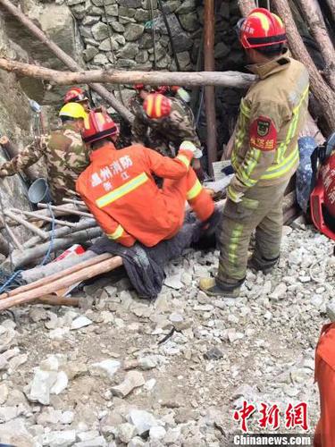 浙江乐清一采石洞发生坍塌 被困两人尚未获救 钟新 摄 浙江乐清一采石洞发生坍塌 被困两人尚未获救 钟新 摄