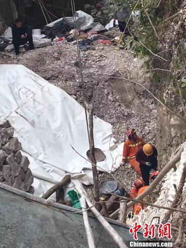 浙江乐清一采石洞发生坍塌 被困两人尚未获救 钟新 摄 浙江乐清一采石洞发生坍塌 被困两人尚未获救 钟新 摄