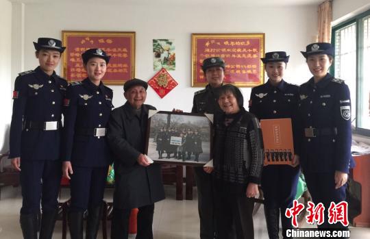 西湖女子巡逻队回访送诗老人：公众的支持是鼓舞