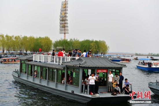 4月3日下午，河北安新县“华北明珠”白洋淀游人如织。<a target='_blank' href='http://www.chinanews.com/'>中新社</a>记者 翟羽佳 摄