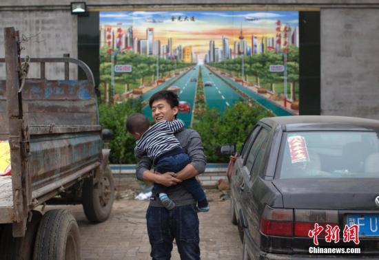 4月4日，白洋淀岸边的河北省保定市安新县大阳村，村民陈羽站在自己家的车和墙画前留影。 <a target='_blank' href='http://www.chinanews.com/'>中新社</a>记者 刘关关 摄