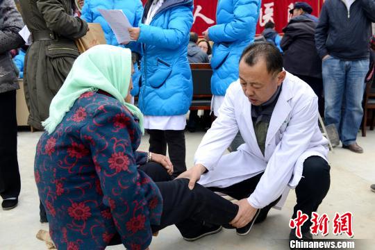 图为青海省医务工作者扶贫义诊。(资料图) 孙莹 摄