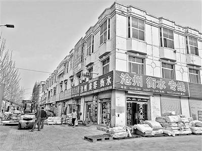 雄县的小塑料作坊外，堆积着大量废料。本文图片 北京青年报