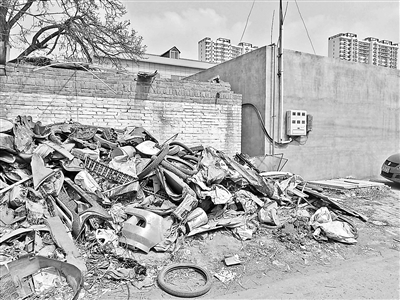 雄县的小塑料作坊外，堆积着大量废料。本文图片 北京青年报