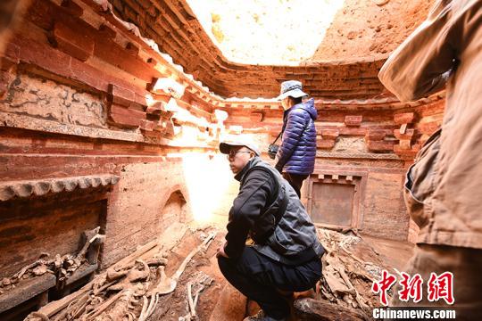 山西发掘出一座金元时期仿木结构彩绘砖雕墓葬?！】脊潘峁?摄