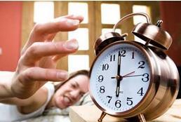 注意！床头放这5种小东西会影响健康