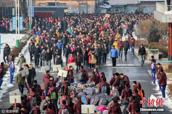 资料图:辽宁省丹东市东港一中放寒假。棋簿紫 摄 图片来源:视觉中国 点击进入下一页