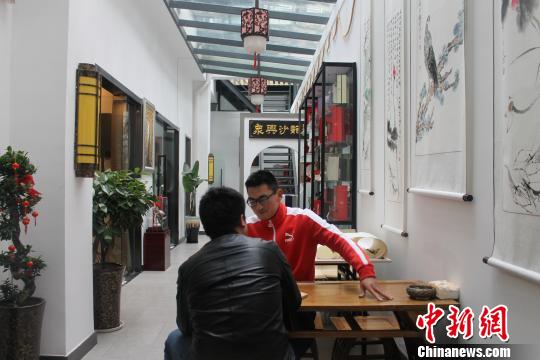 “众兴沙龙”提供文化交流及服务?！《?摄