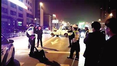 女子为“掩护”涉酒驾男子逃走抱着交警腿不松手