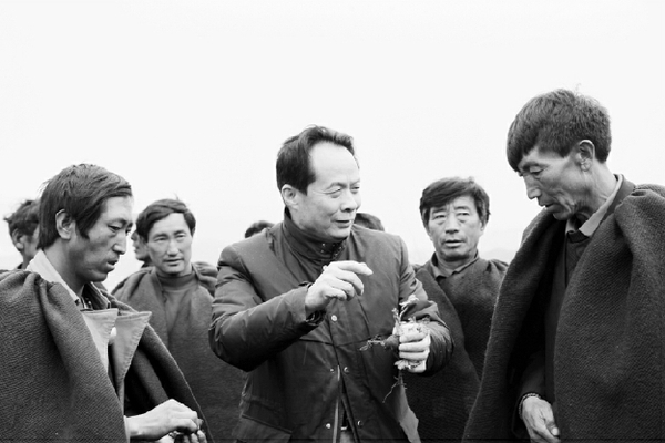 耿福能（中）与少数民族种植户在一起。