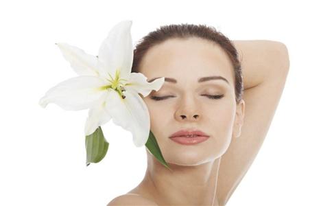 皮肤干燥缺水怎么办10招正确补水 皮肤干燥缺水怎么办 皮肤干燥如何补水 皮肤缺水有什么方法