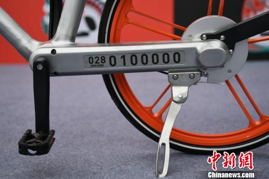 摩拜单车成都市场的第10万辆共享单车?！≌爬?摄