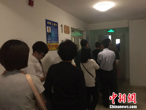 北京某公租房项目管理处排队受理现场。<a target='_blank' href='http://www.chinanews.com/' >中新网</a> 种卿摄