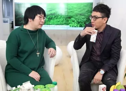 葛坤（左一）与主持人华少 图片来自公开报道