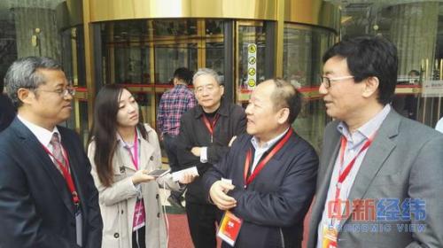 4月8日，国家发展和改革委员会副主任兼国家统计局局长宁吉喆(右二)接受中新经纬客户端记者专访。