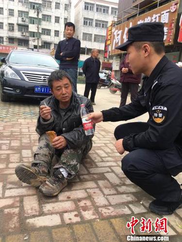 安徽一醉酒男子路边酣睡民警守护防被车撞(图)