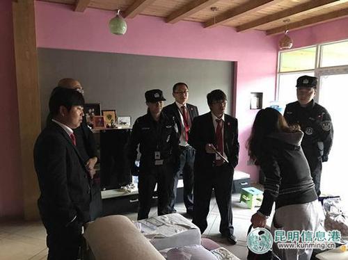 老赖躺在沙发上耍赖6名法警将她从别墅抬上警车 老赖躺在沙发上耍赖6名法警将她从别墅抬上警车