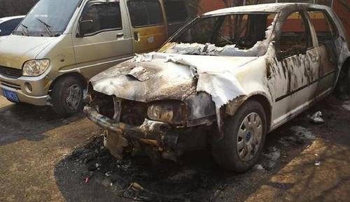 因宠物狗被车撞死 女主人十余次在小区放火泄愤